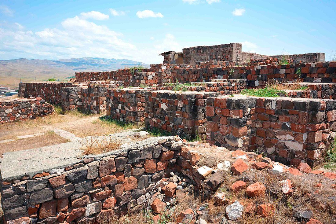 Древний город-крепость Эребуни