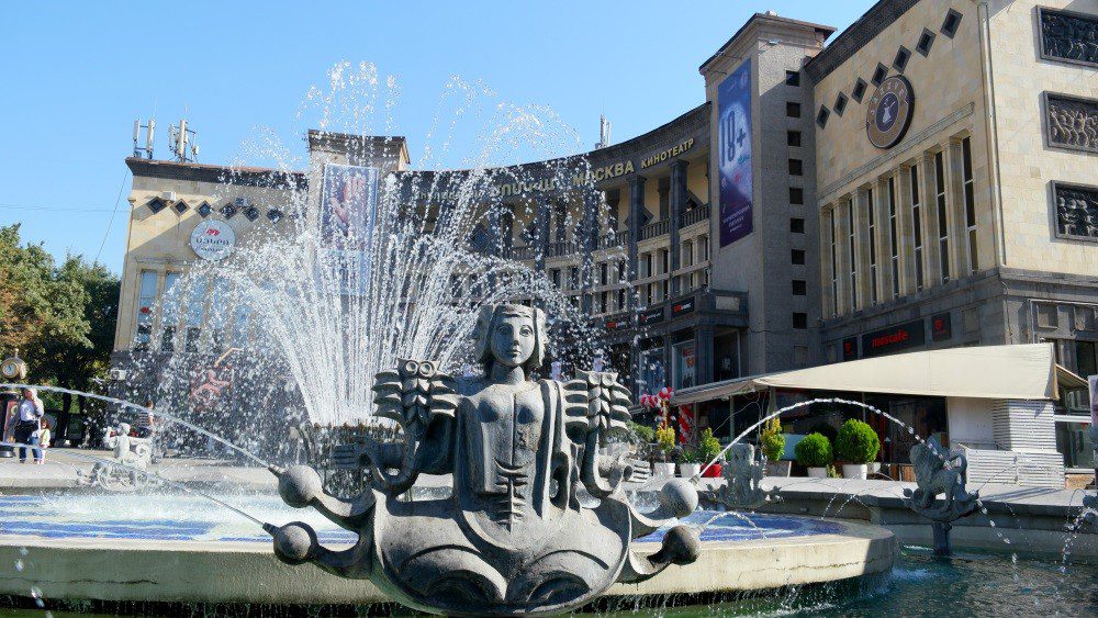 Площадь Шарля Азнавура в Ереване